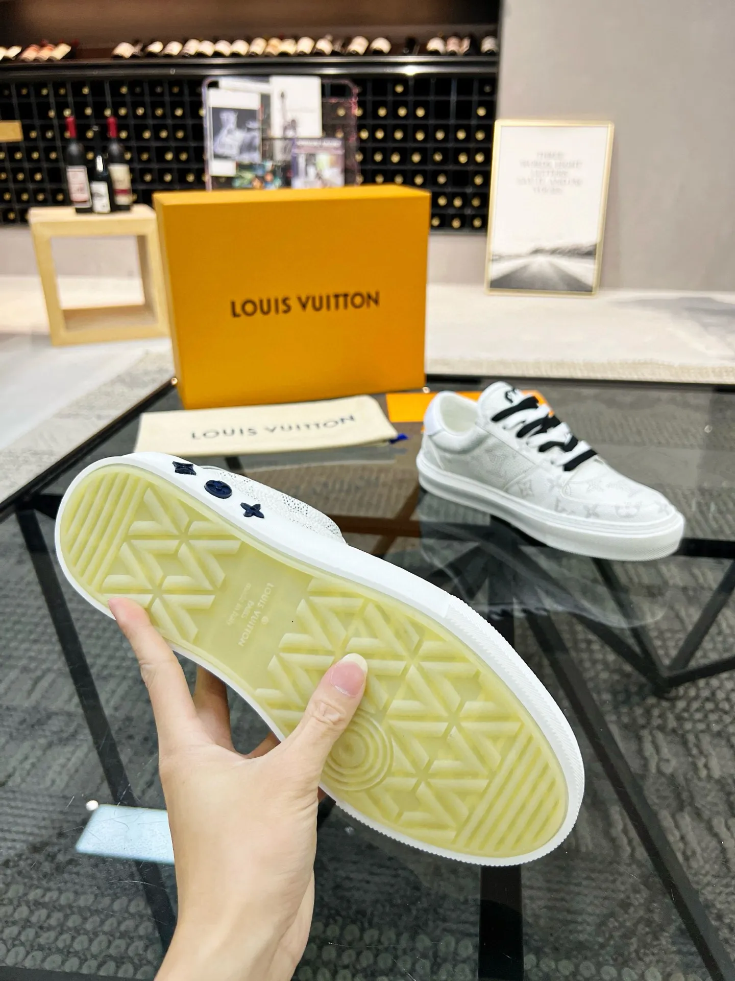Factory price: 438💰LV top purchasing agent 🇮🇹 Lu Street Male God’s popular casual sneakers counter synchronized, uppers imported from Italy cowhide fabrics, colorful and complex handicrafts, imported water-dyed cowhide lining cowhide foot pads Soles: original soles specially provided by the factory, TPU exclusive movable molded soles super comfortable, original factory single goods, 🔍🔍high quality, you can enter and exit the counter at will, welcome to compare, code number 38-44 (45 can be ordered)